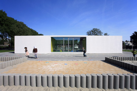 dzn_Anansi-Playground-Building-by-Mulders-vandenBerk-Architecten-9.jpg