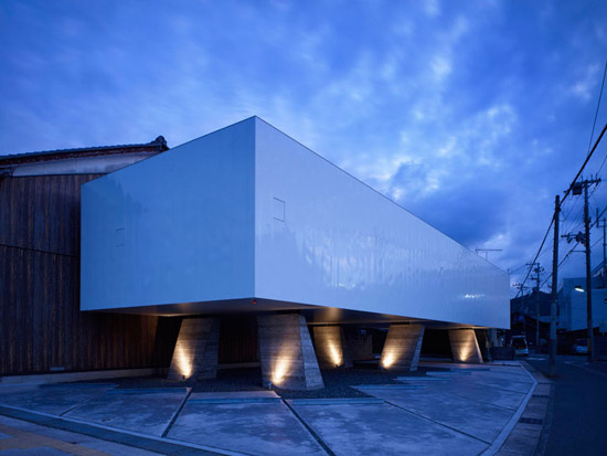 House-in-Obama-Japan-by-Suppose-Design-photo-by-Toshiyuki-Yano-yatzer_9.jpg