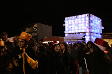 dzn_Temporary-Bar-Diogo-Aguiar-and-Teresa-Otto-2.jpg