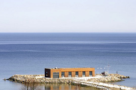 Vacation-Home-on-Easter-Istland-2-460x306.jpg