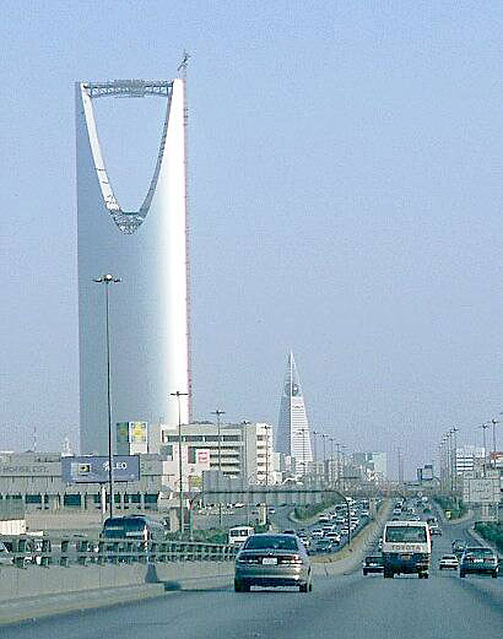 Kingdom_Tower_aft_dist.jpg