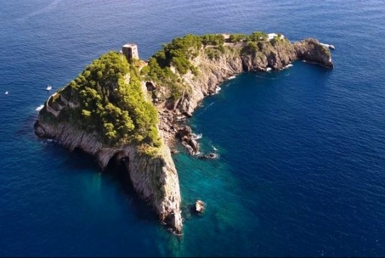 Luxury-islands-Li-Galli-Gallo-Lungo-Rotonda-Castelletto-for-sale-263mln-3.jpg