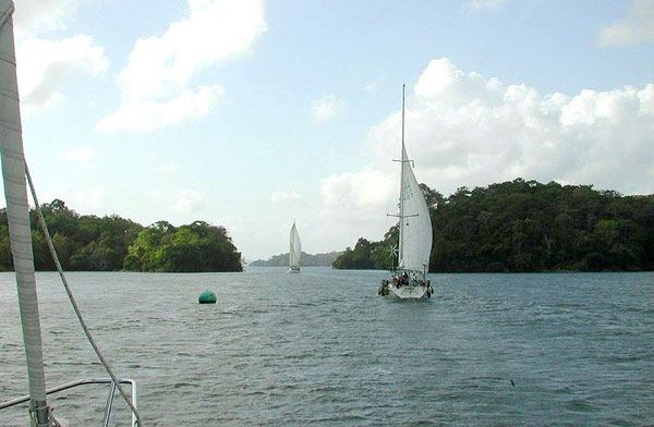 800px-Panama_Canal_Banana_Cut_Sailboats.jpg