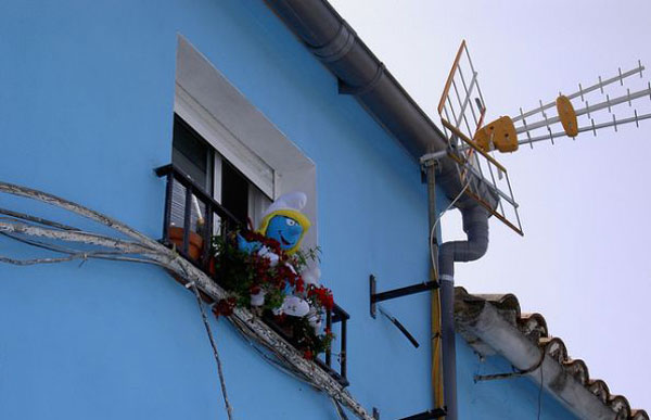 Window_Decorated_With_Smurfs_Juzcar_Pueblo_Pitufo.jpg