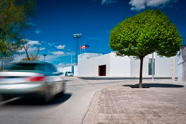 4fea856228ba0d6e8900002c_police-station-of-manzanares-estudio-lamazeta_01-1000x664.jpg