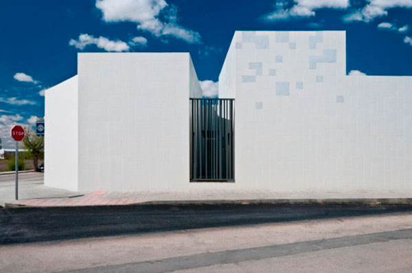 4fea858728ba0d6e89000034_police-station-of-manzanares-estudio-lamazeta_11-528x350.jpg