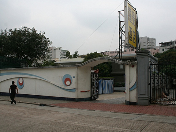 bruceleehouse.jpg